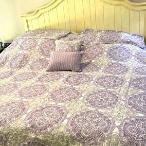 Lavender King Sz Quilt for King Size Bed!  2 King Size Shams, Two Decor Pillows